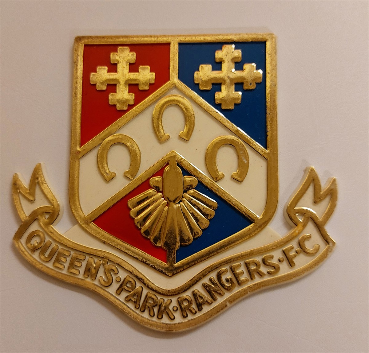 TYPHOO TEA - Queens Park Rangers Plastic Crest / Plaque