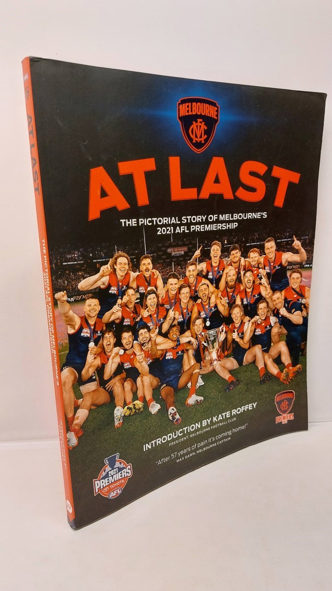 PETER DI SISTO AND ANDREW GIGACZ AND GEOFF SLATTERY - At Last!  The Pictorial History of MelbourneS 2021 AFL Premiership