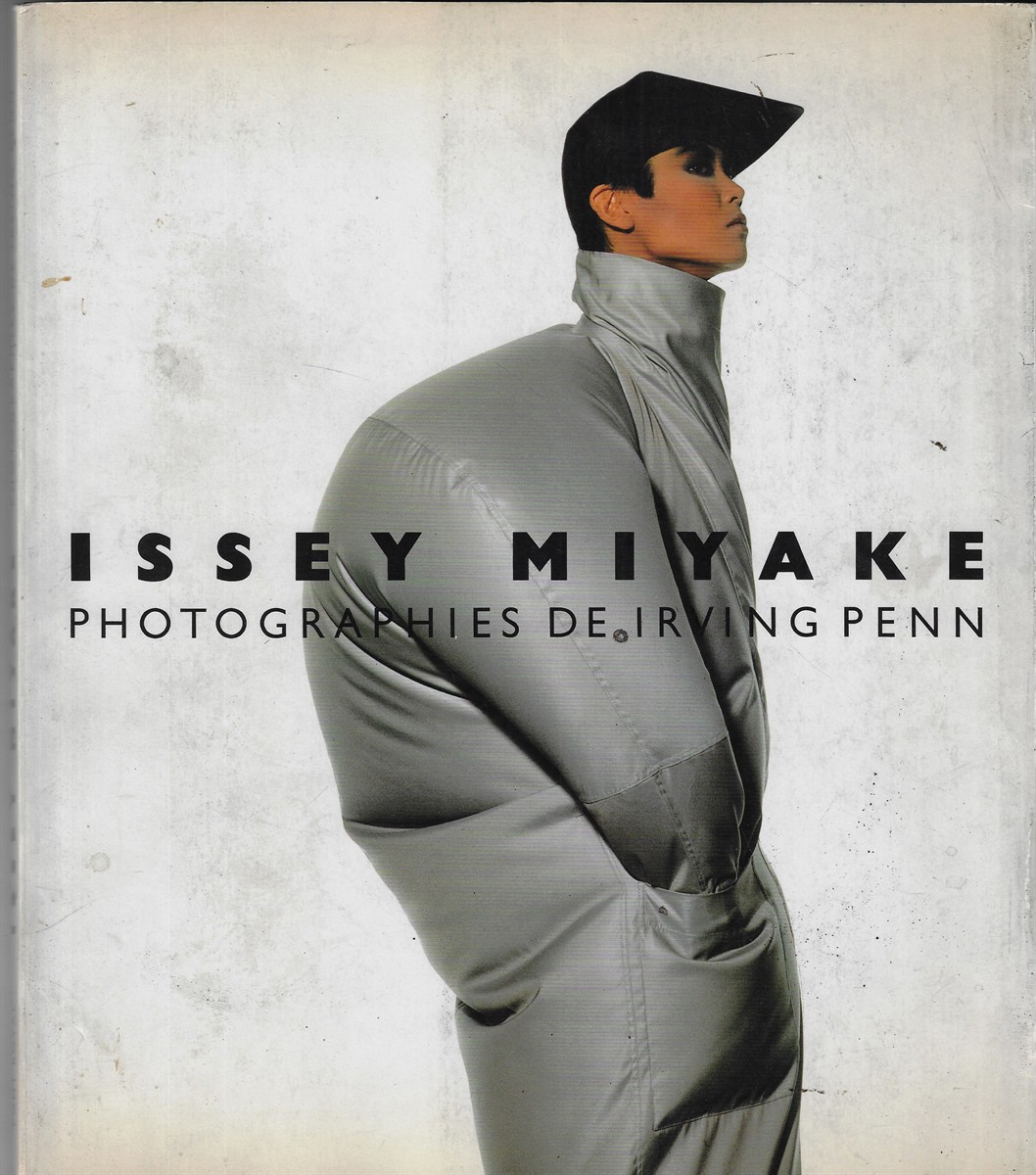 Issey Miyake [Signed by Issey Miyake] Photographies De Irving Penn