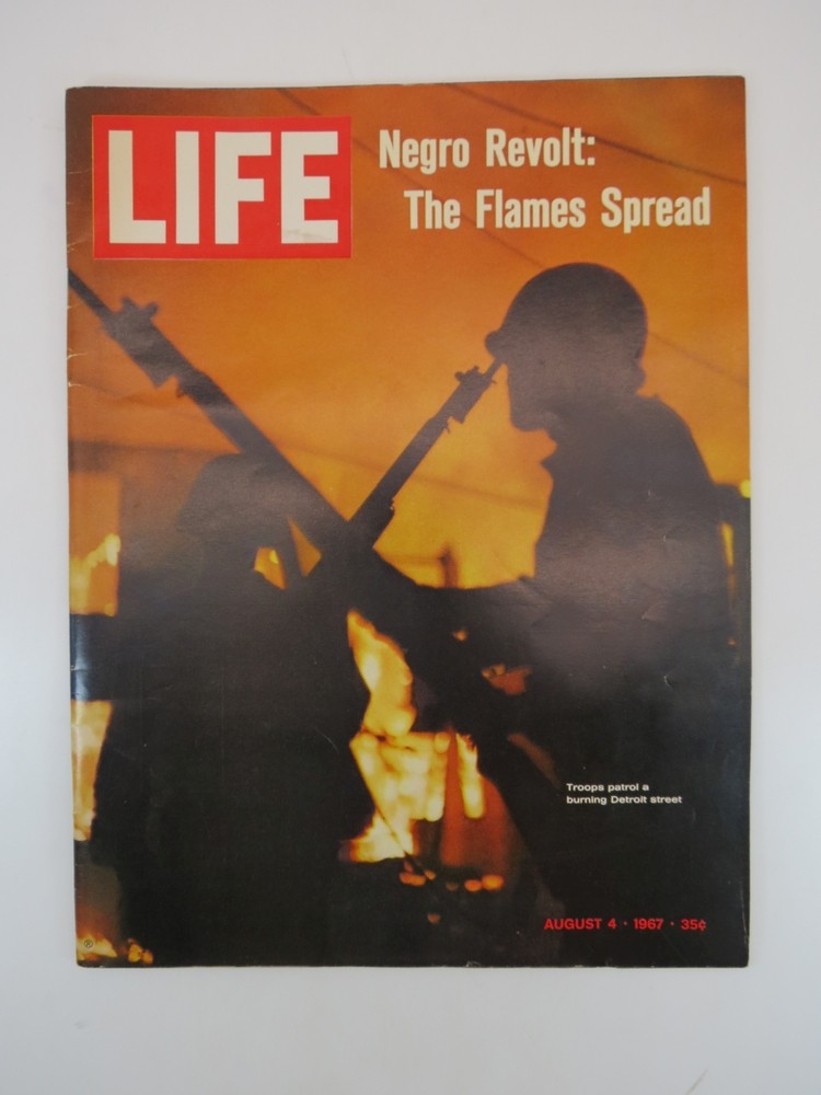 LIFE MAGAZINE AUGUST 4, 1967 (NEGRO REVOLT: THE FLAMES SPREAD, DETROIT)