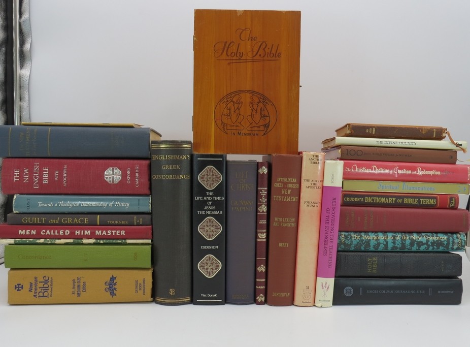 26 VOLUME COLLECTION OF BOOKS ON CHRISTIAN RELIGION & BIBLES