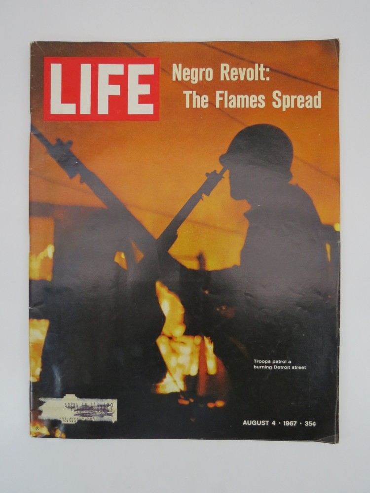 LIFE MAGAZINE AUGUST 4, 1967 (NEGRO REVOLT: THE FLAMES SPREAD, DETROIT)