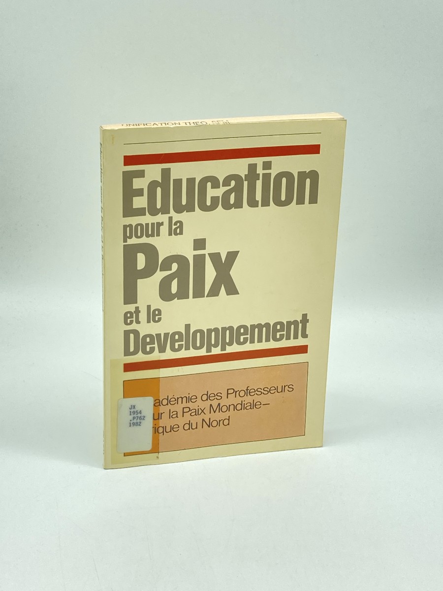 Education Pour La Paix Et Le Developpement French and English Edition