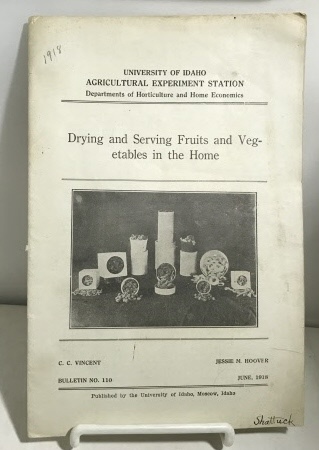 VINCENT, C. C. & JESSIE M. HOOVER / UNIVERSITY OF IDAHO AGRICULTURAL EXPERIMENT STATION - Drying and Serving Fruits and Vegetables in the Home (Bulletin No. 110)