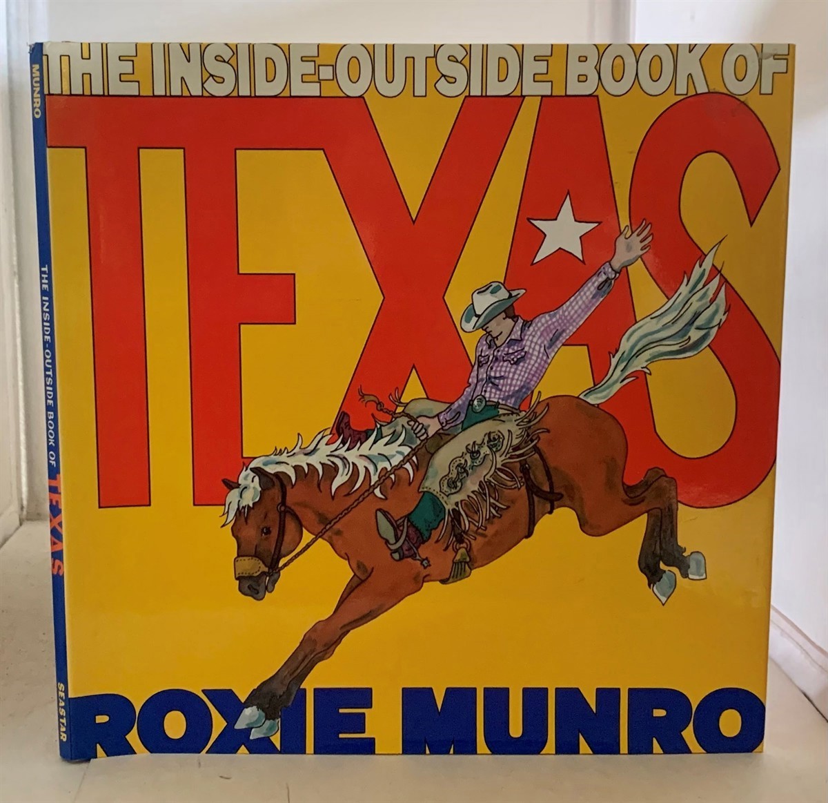 MUNRO, ROXIE - The Inside-Outside Book of Texas