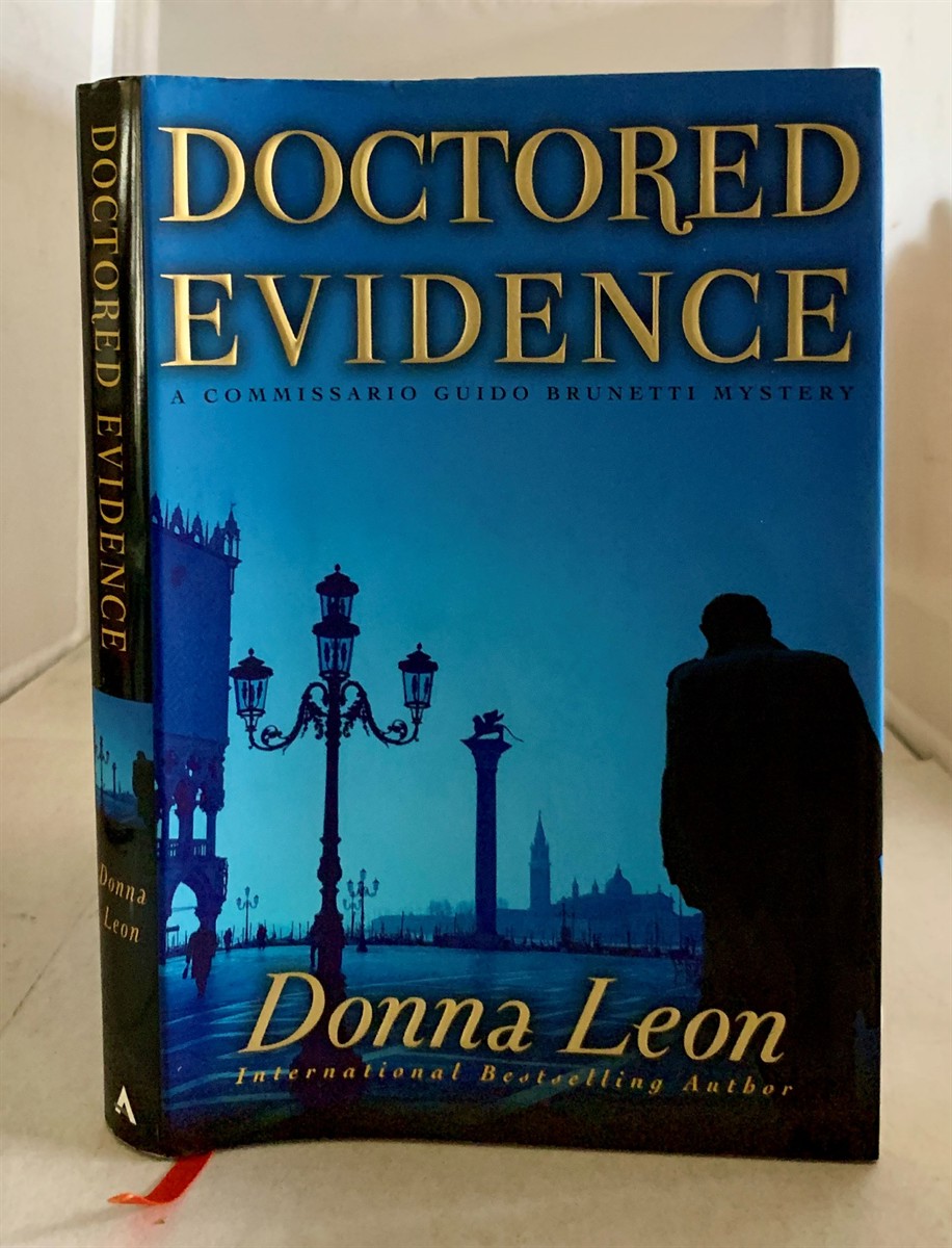 LEON, DONNA - Doctored Evidence a Commissario Guido Brunetti Mystery
