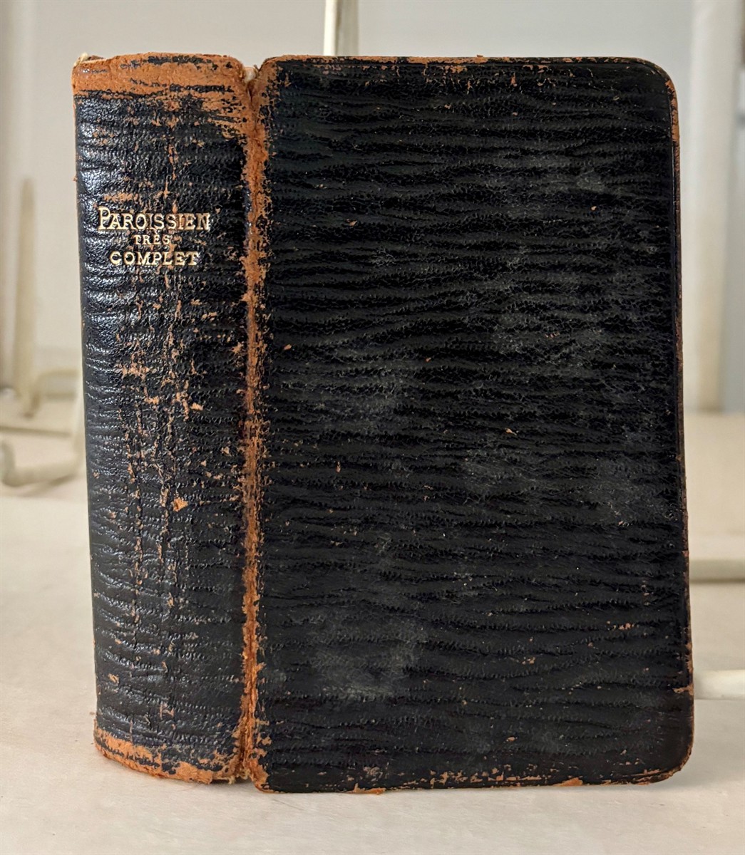 Nouveau Paroissien Romain Tres Complet Contenant Les Offices De Tous Le Jours De L'Annee En Latin Et En Francais Conforme Au Missel Et Au Breviare
