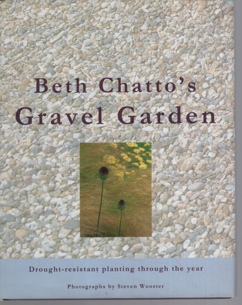 Beth Chatto's Gravel Garden : Drought Resistant Planting through the Year.
